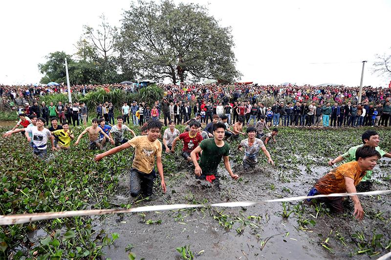 Phía xa với sự cổ vũ của hàng trăm người dân.