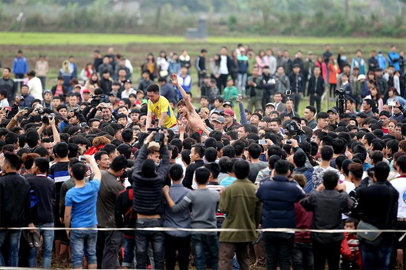 Thay vì tổ chức bên bãi sông như mọi năm, năm nay bãi phết được tổ chức bên phía trong đê do bãi sông bị ngập.