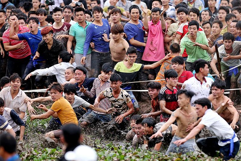 Do là bãi ruộng chưa cấy, nên những vũng nước lớn cũng là trở ngại lớn cho người tham gia.