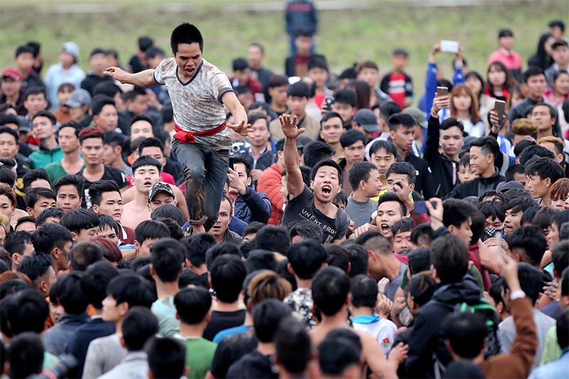 Hàng ngàn người bủa vây bãi Phết được ngăn cách bằng những sợi dây ni-lon nên quy định mới của ban tổ chức bị phá sản.