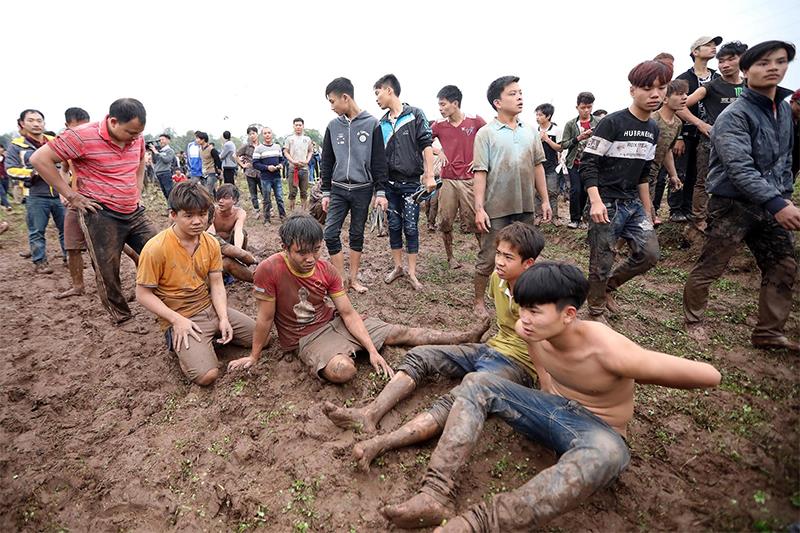 Dù lài bãi cát ven sông, hay những thửa rộng bùn lầy ngập nước, những pha thi triển khinh công thường thấy ở hội Phết Hiền Quan vẫn được tái hiện.