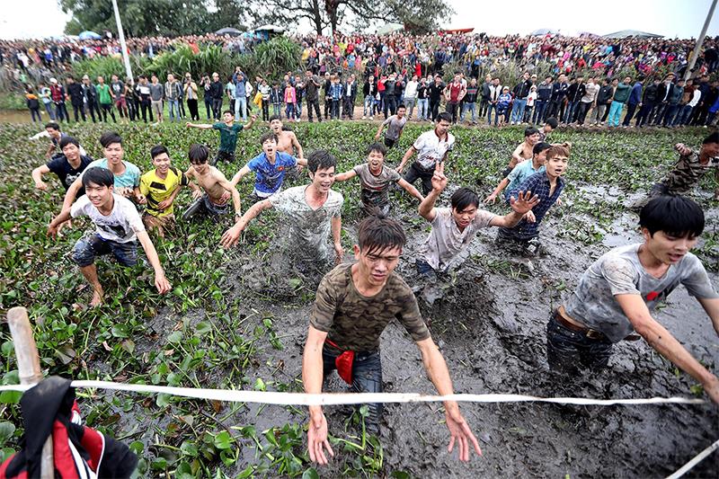 Bất chấp trời giá lạnh, hàng trăm người vẫn ùn ùn lội nước tham gia.