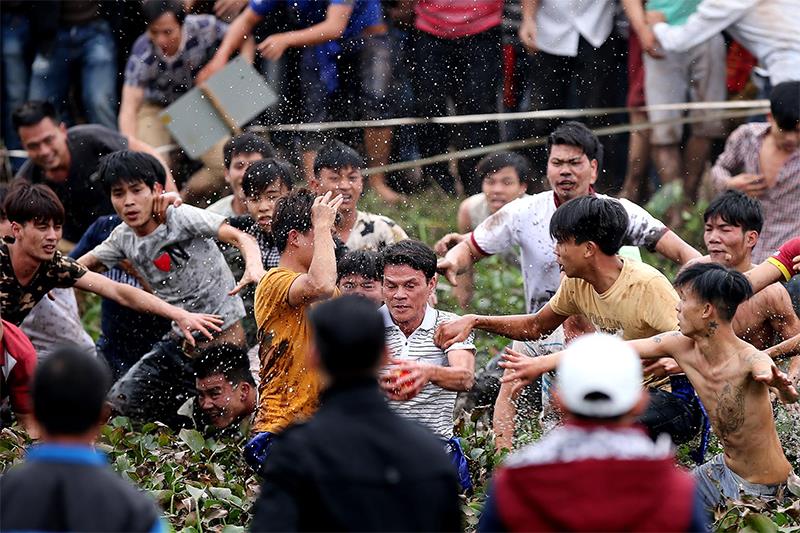 Những người đuối sức không còn cảnh bị cát vùi kín mặt, thay vào đó là bùn đất và những cánh bèo dính đầy người.