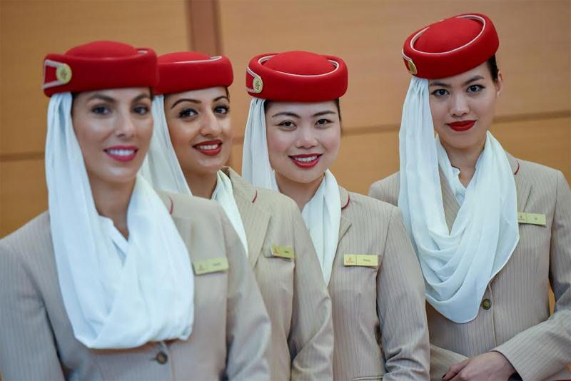 Các tiếp viên hàng không trên chuyến bay chở khách đầu tiên tới Hà Nội của Hãng hàng không Emirates.