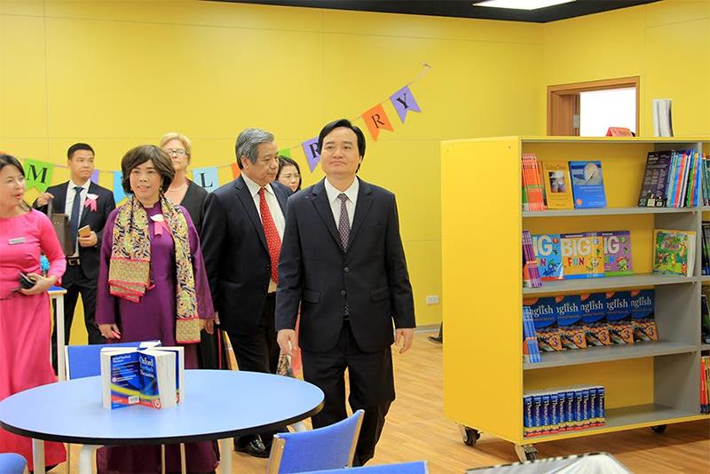 Bộ trưởng Bộ Giáo dục và Đào tạo Phùng Xuân Nhạ thăm cơ sở vật chất của TH School.