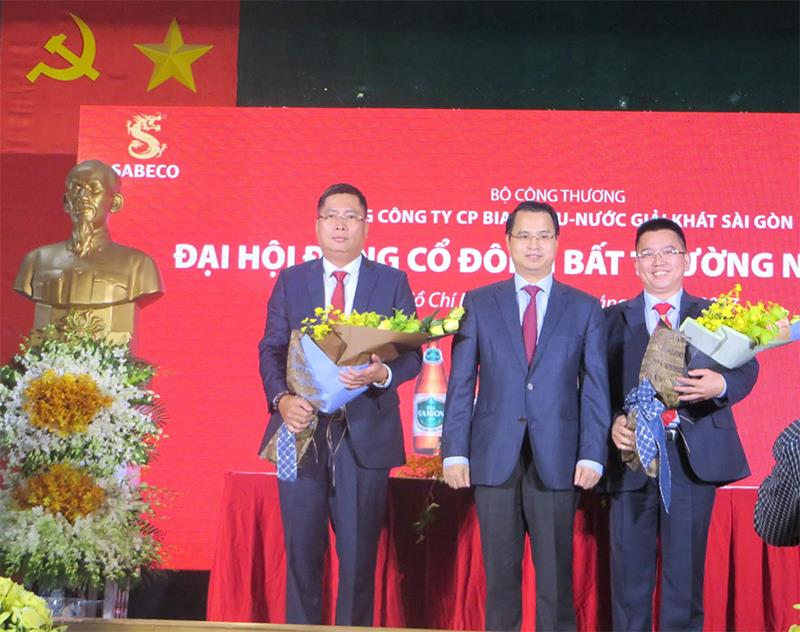 Từ trái sang, ông Nguyễn Thành Nam, ông Võ Thanh Hà và ông Nguyễn Văn Minh