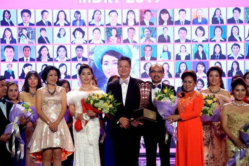 Ông Trần Văn Cần, Giám đốc Cấp cao Kênh MDRT, cùng đội ngũ MDRT của Chubb Life Việt Nam được vinh danh tại sự kiện.