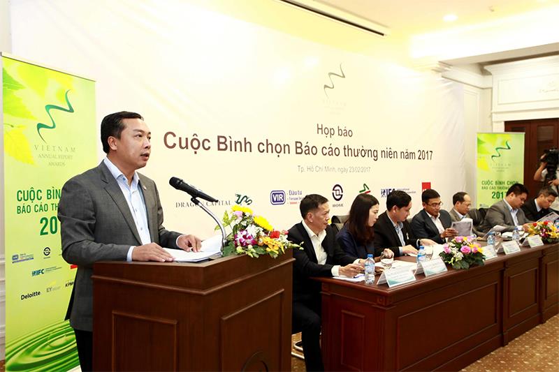 Ông Lê Trọng Minh, Tổng biên tập báo Đầu Tư, Đồng trưởng ban tổ chức cuộc bình chọn phát biểu khai mạc buổi họp báo.