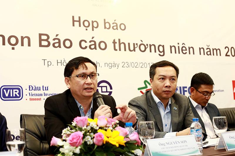 Ông Nguyễn Sơn, Chủ tịch HĐQT trung tâm lưu ký chứng khoán Việt Nam trả lời các câu hỏi của phóng viên.