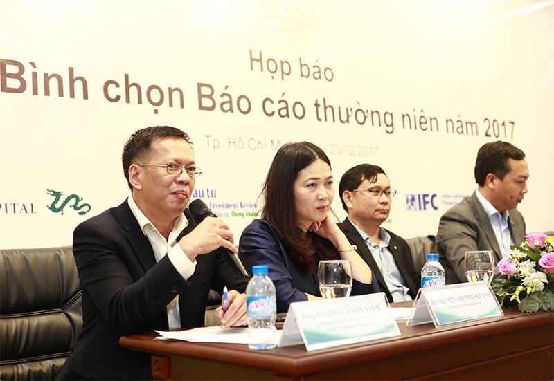 Ông Phạm Nguyễn Vinh, giám đốc phát triển kinh doanh Dragon Capital phát biểu về một trong những điểm mới của năm nay là sẽ chấm thi trên bản điện tử.