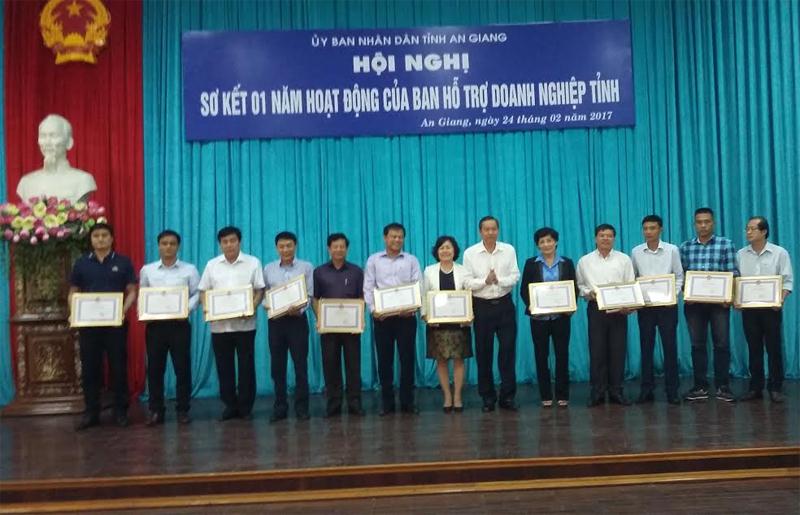 UBND tỉnh An Giang trao bằng khen cho các DN có thành tích trong hoạt động đầu tư, phát triển sản xuất kinh doanh năm 2016.