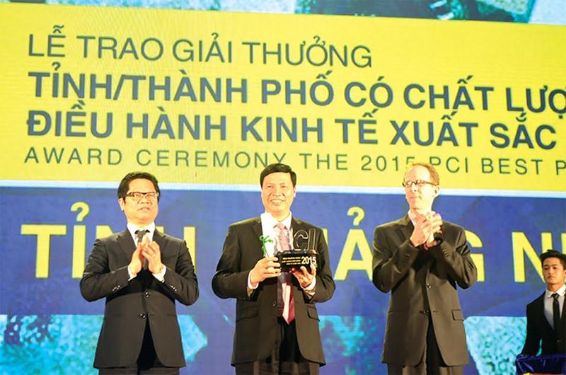 Ông Nguyễn Đức Long, Chủ tịch UBND tỉnh Quảng Ninh nhận giải thưởng tỉnh, thành phố có chất lượng điều hành kinh tế xuất sắc năm 2015