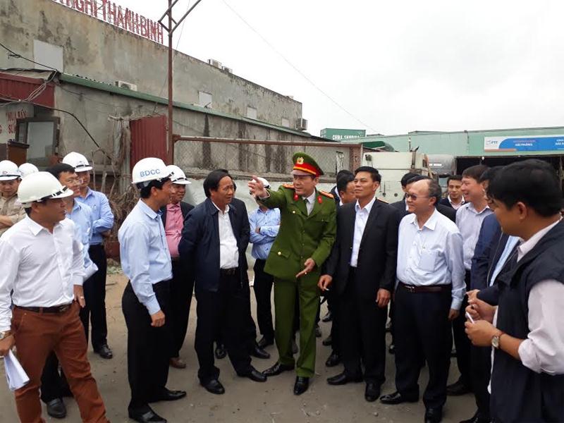 Lãnh đạo thành phố lắng nghe báo cáo tiến độ Dự án đầu tư cải tạo, nâng cấp đường 356 đoạn 2A từ ngã ba đường Nguyễn Bỉnh Khiêm đến đập Đình Vũ.