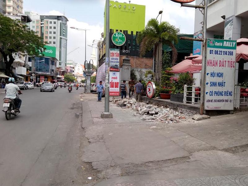 Tháo dỡ vi phạm lấn chiếm vỉa hè tại số nhà 203 Nguyễn Trãi, Quận 1.