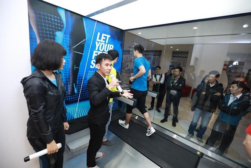 Ông Andy Neo, Phó phòng Marketing Asics khu vực châu Á phân tích bước chạy qua hệ thống nhận diện bàn chân Asics Foot ID.