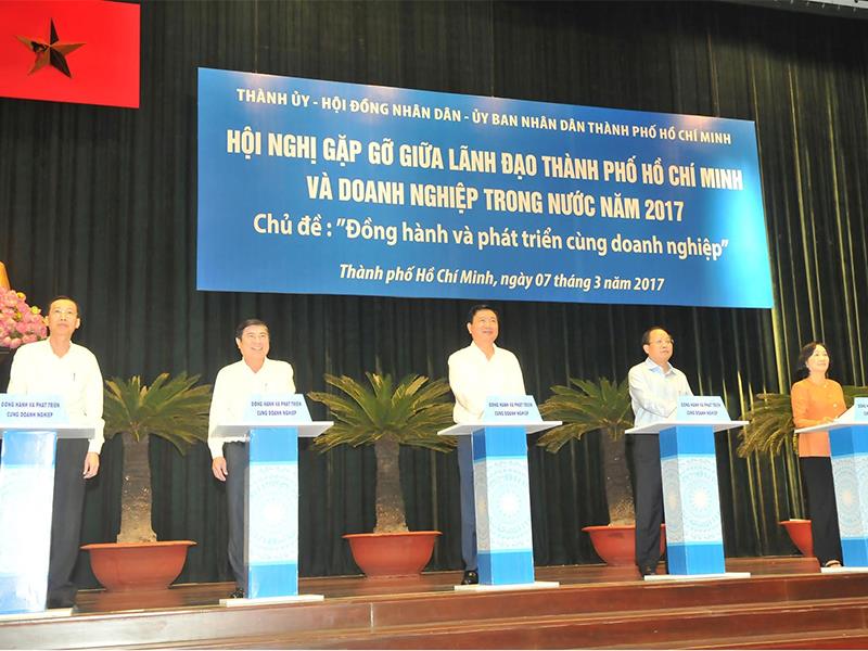 Bí thư Thành ủy TP.HCM Đinh La Thăng và lãnh đạo thành phố nhấn nút ra mắt cổng thông tin kết nối hỗ trợ doanh nghiệp. Ảnh: Cao Thăng