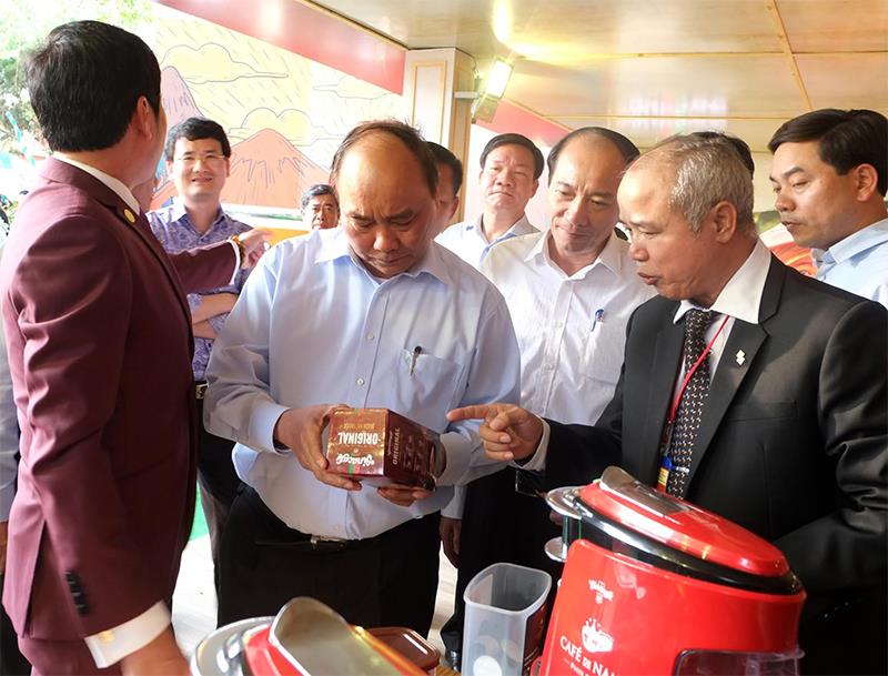 Thủ tướng Nguyễn Xuân Phúc thử cà phê de Nam ở gian hàng của công ty Vinacafé