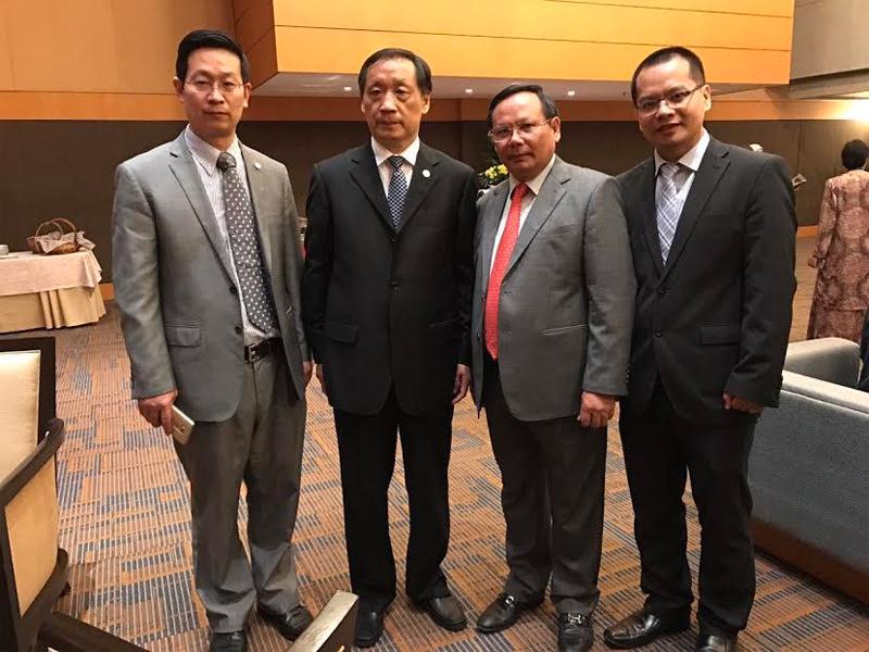 Tổng cục trưởng Tổng cục Du lịch Việt Nam, Nguyễn Văn Tuấn (thứ 2 từ phải sang) cùng đại diện Tổng cục Du lịch Trung Quốc tại Manila, Philippines.