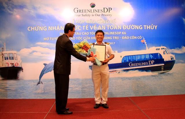 Đại diện Braemar Offshore trao chứng nhận Quốc tế về an toàn đường thuỷ cho đại diện Công ty GreenlinesDP. Ảnh Gia Huy