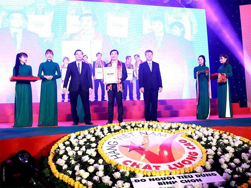 Ông Đỗ Thanh Tuấn – Giám Đốc  Đối Ngoại Vinamilk đại diện công ty nhận giải thưởng Hàng Việt Nam chất lượng cao 21 năm liền do người tiêu dùng bình chọn.