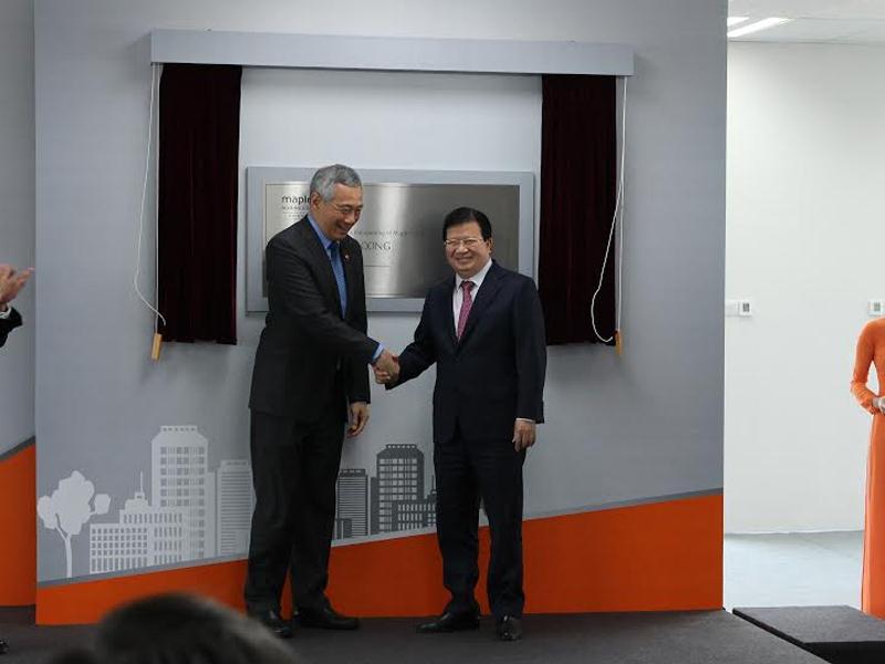 Thủ tướng Singapore, ông Lý Hiển Long và ông Trịnh Đình Dũng, Phó Thủ tướng Việt Nam cùng kéo rèm khánh thành Dự án.