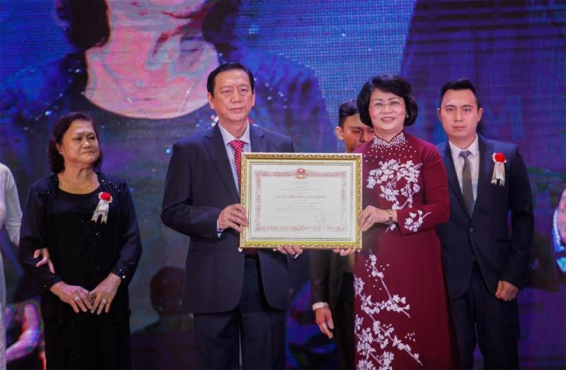 Bà Đặng Thị Ngọc Thịnh - Phó Chủ tich nước trao Huân chương lao động hạng Nhì cho ông Trương Ty - Tổng giám đốc công ty Nệm Vạn Thành.