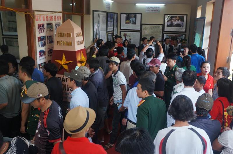 Ngư dân huyện đảo Bạch Long Vỹ tham quan triển lãm.
