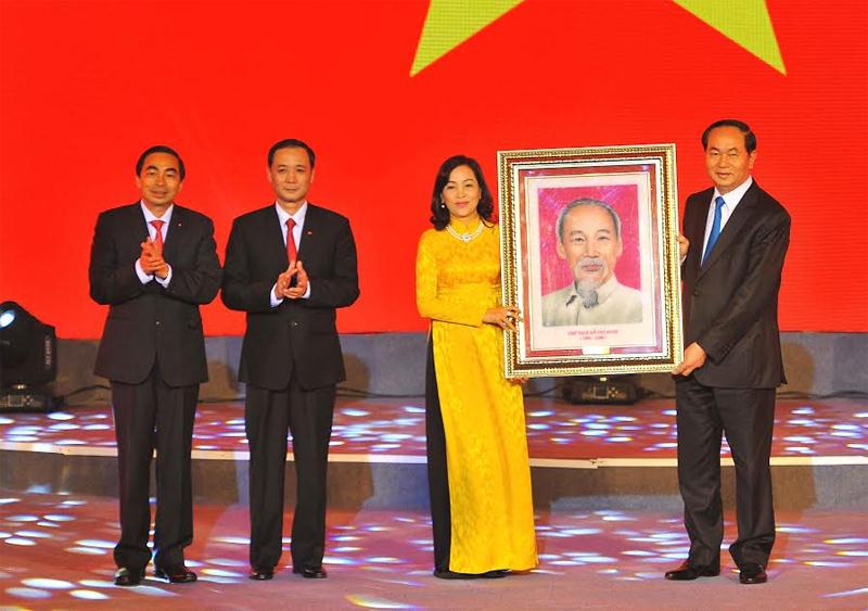 Chủ tịch nước Trần Ðại Quang tặng  bức ảnh chân dung Chủ tịch Hồ Chí Minh cho  tỉnh Ninh Bình.