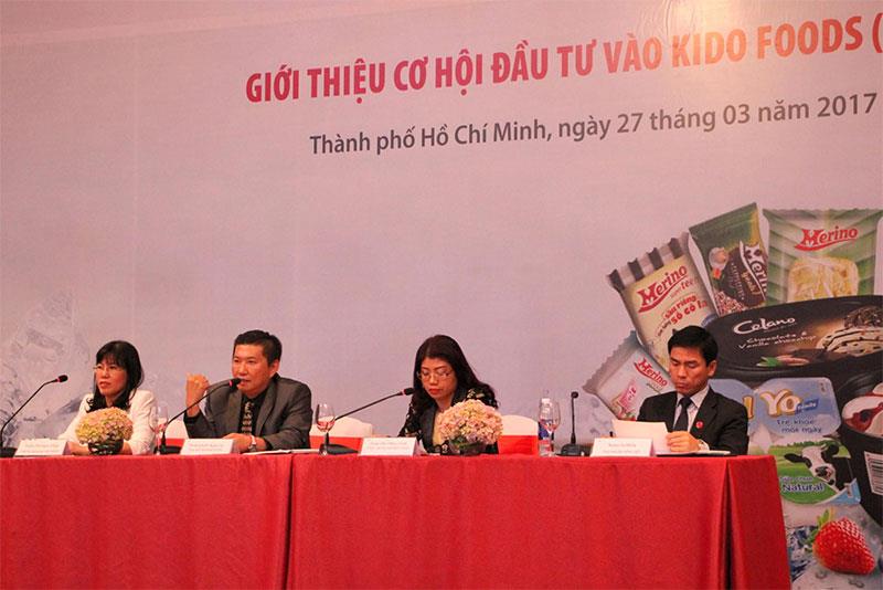 Đại diện KIDO Foods và CTCP chứng khoán Rồng Việt trả lời câu hỏi của các cổ đông tại buổi giới thiệu.
