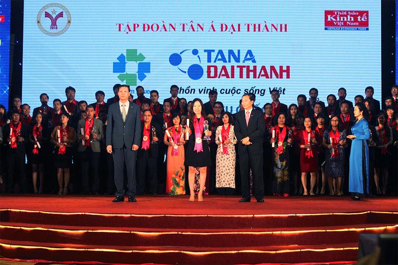 Đại diện Tập đoàn Tân Á Đại Thành nhận giải thưởng Thương hiệu mạnh 2016.