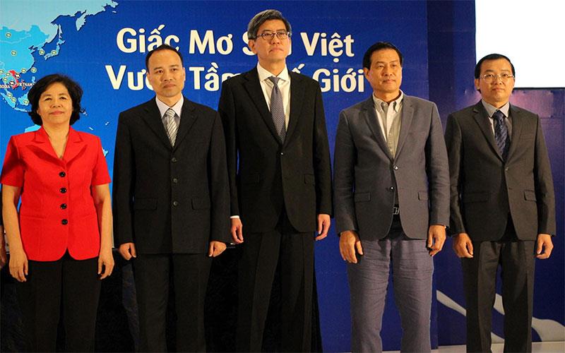 Ông Nguyễn Bá Dương, Chủ tịch Conteccons (thứ hai từ phải sang) giữ vị trí Trưởng ban lương thưởng Vinamilk 