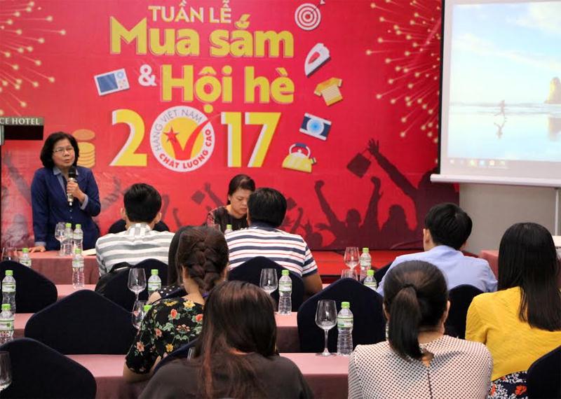 Bà Vũ Kim Hạnh, Chủ tịch Hội doanh nghiệp Hàng Việt Nam Chất lượng cao chia sẻ thông tin tại buổi Họp báo