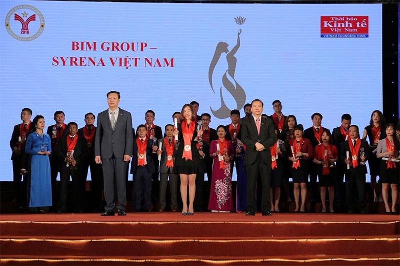 Đại điện của BIM Group - Syrena Việt Nam vinh dự nhận giải thưởng.