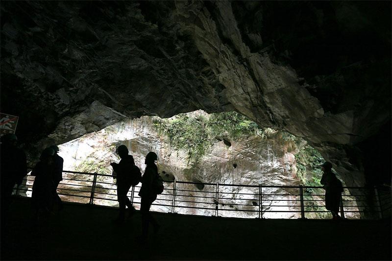 Phía trong những đoạn hầm xuyên núi, du khách được ngắm nhìn những khu cửa sổ tự nhiên tại khu vực tổ yến.