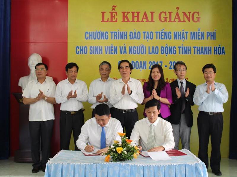 Thứ trưởng Bộ KH&ĐT Nguyễn Văn Trung và lãnh đạo tỉnh Thanh Hóa chứng kiến Lễ ký kết giữa Tập đoàn Xây dựng Miền Trung và Trường cao đẳng nghê Thanh Hóa