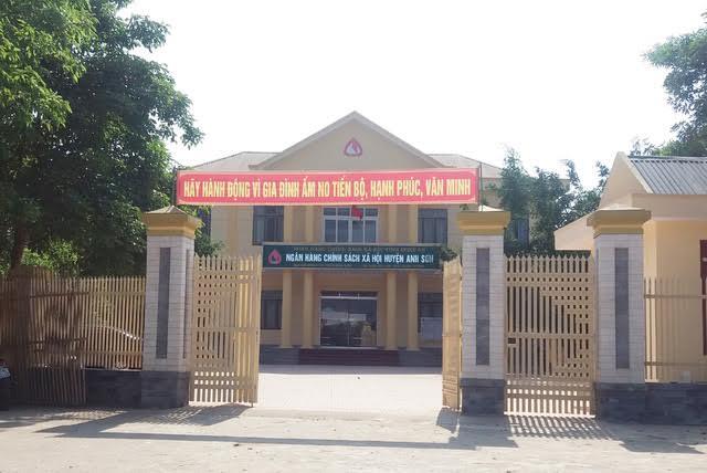 Phòng giao dịch ngân hàng Chính sách xã hội huyện Anh Sơn hiện đã thu hồi số tiền mà các cán bộ UBND xã Hội Sơn vay từ chương trình ưu đãi dành cho hộ khó khăn, hộ nghèo.