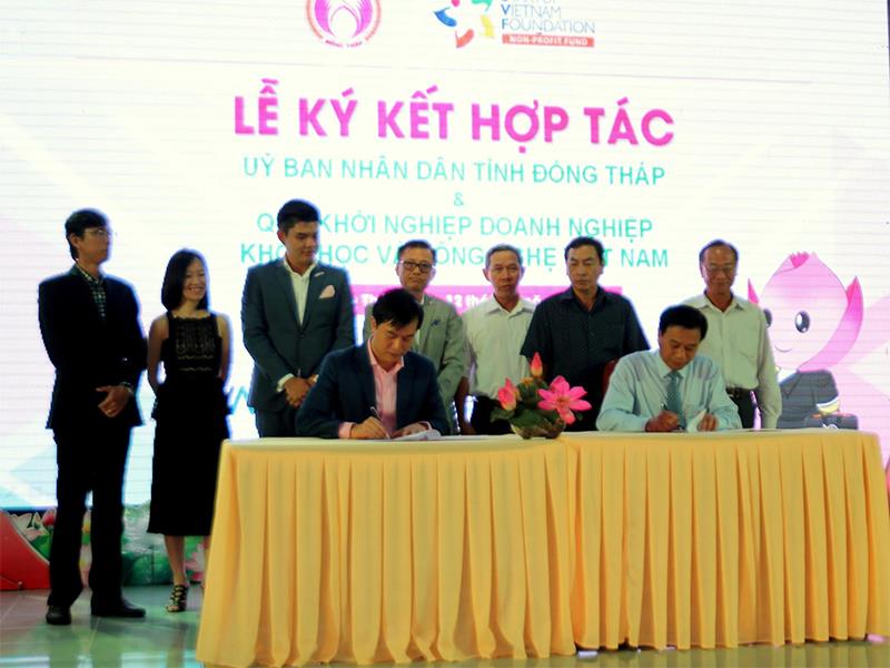 Ông Nguyễn Văn Dương, Chủ tịch UBND tỉnh Đồng Tháp và ông Đỗ Duy Hiếu thực hiện ký kết hợp tác.
