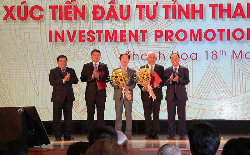 Trao giấy chứng nhận đầu tư cho Tập đoàn xây dựng Miền Trung về Dự án hạ tầng KCN Lam Sơn Sao Vàng.