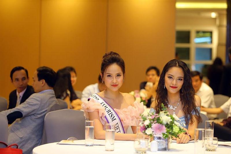 Hoa khôi áo dài Khánh Ngân và người đẹp du lịch Minh Phương đồng hành cùng cuộc thi Hoa hậu Hữu nghị Asean 2017.