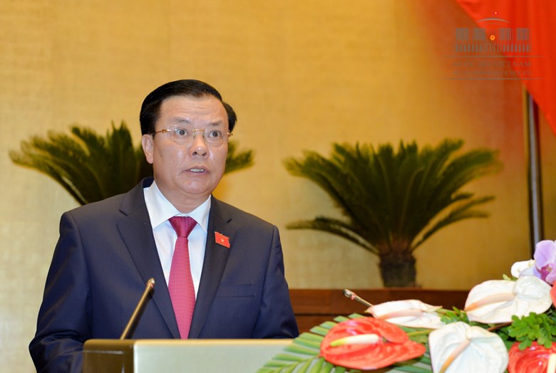 Bộ trưởng Bộ tài chính Đinh Tiến Dũng trình bày Tờ trình đề nghị Quốc hội phê chuẩn quyết toán ngân sách nhà nước năm 2015.