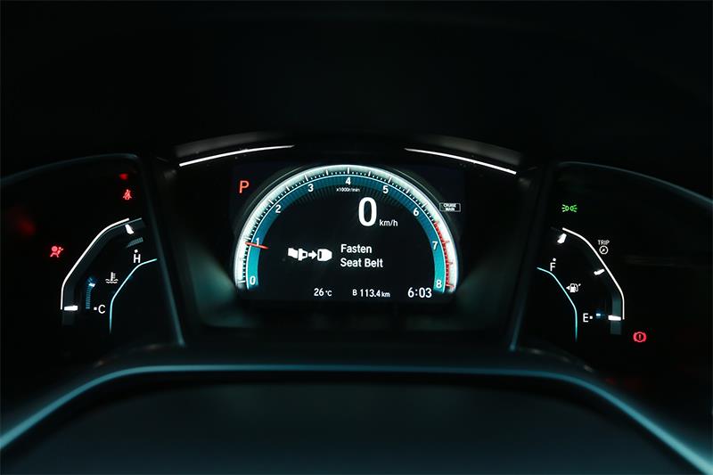 Honda Civic sử dụng toàn bộ hệ thống đồng hồ LCD thay thế toàn bộ đồng hồ cơ, thay đổi này giúp việc hiển thị thống số có được sự hỗ trợ tốt hơn bởi các hình ảnh đồ họa, màu sắc sinh động hơn. Tuy nhiên, với những người cầm lái khó tính, thích tốc độ và có đôi chút hoài cổ, sự thích ứng của đồng hồ đo vòng tua không thực sự hấp dẫn, nhất là đối với một chiếc xe thể thao như Honda Civic.