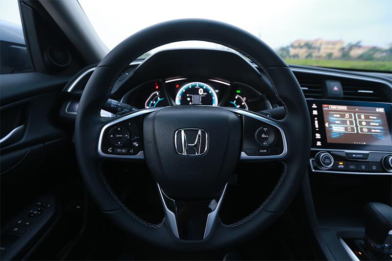 Tay lái của Hond Civic mới tích hợp điều khiển đa phương tiện (có thêm tính năng điều khiển bẳng giọng nói) và hệ thống điều khiển hành trình Cruise Control.
