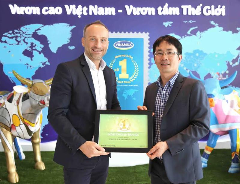 Ông David Anjoubault, Tổng Giám đốc Kantar World Panel trao chứng nhận “Thương hiệu số 1 Việt Nam” cho Ông Phan Minh tiên – Giám đốc điều hành Vinamilk.