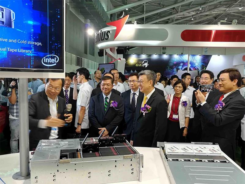 Phó chủ tịch Đài Loan Trần Kiến Nhân; Bộ trưởng Ngoại giao Chih Kung Lee và Chủ tịch HĐQT TAITR James C.F Huang thăm sản phẩm gian hàng Intel & NTT.