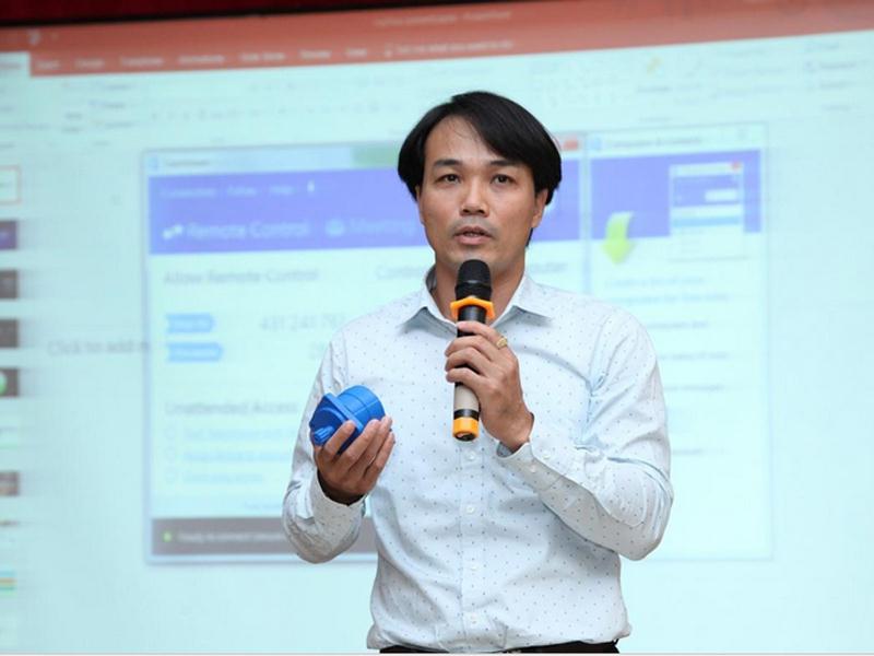 Ông Hà Ly, Giám đốc Kinh doanh và Phát triển tại Việt Nam của PTC đang trình diễn một về một trong những ứng dụng mới tiêu biểu của Creo 4.0.