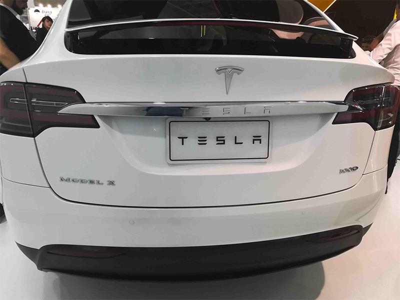 Mặt sau của Tesla X.