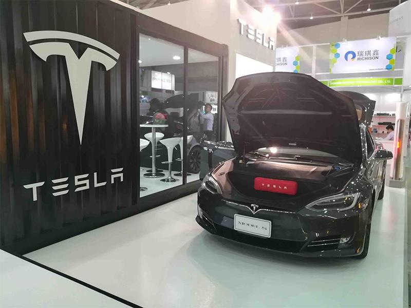 Tesla Model S là mẫu sedan 4 chỗ với đường cong rất mềm mại.