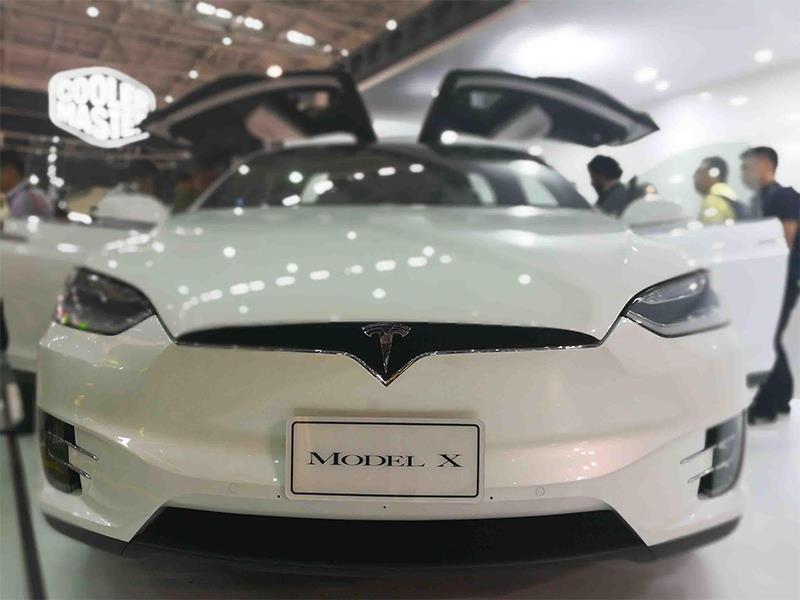 Mặt trước rất hoành tráng của Tesla X.