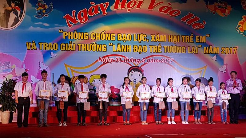 TS Nguyễn Anh Tuấn, Đồng Trưởng ban tổ chức Swing for the Kids và ông Nguyễn Công Hải, Chủ tịch Hội Doanh nghiệp trẻ tỉnh Hải Dương trao học bổng cho các em học sinh.