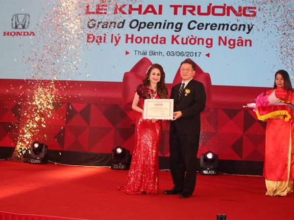 Tổng giám đốc Honda Việt Nam ông Toshio Kuwahara trao Giấy chứng nhận Đại lý ô tô ủy quyền cho bà Đặng Thị Ngân, Tổng giám đốc công ty kinh doanh ô tô, xe máy Kường Ngân.
